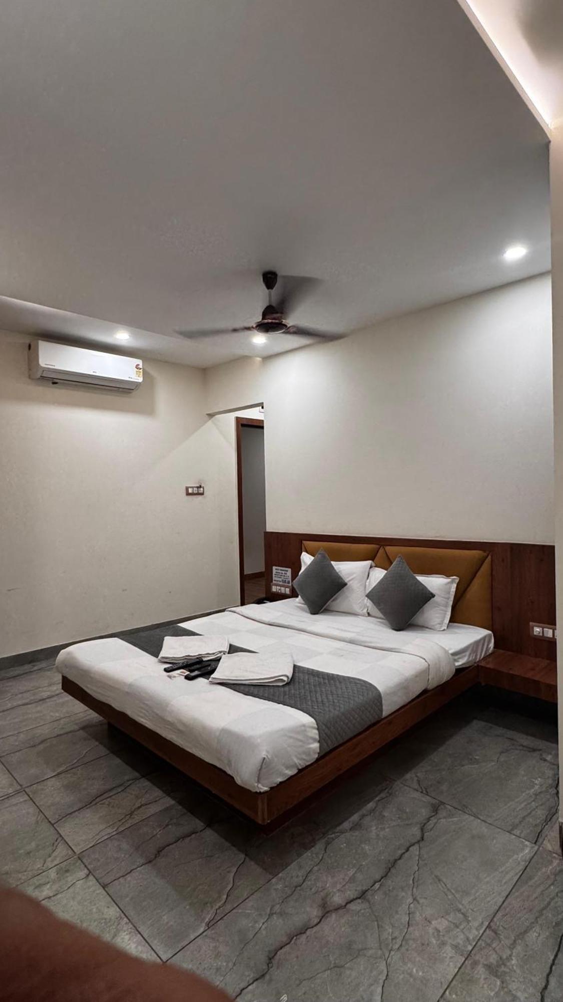 Hotel Prakasham Ujaim Exterior foto